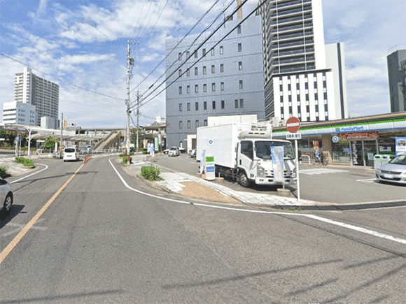 ファミマ駐車場に停車